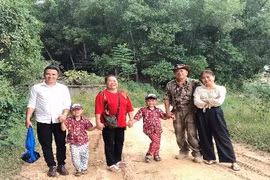 Vợ chồng MC “Chúng tôi là chiến sỹ” đi chơi vui vẻ sau nghi vấn rạn nứt