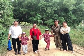 Vợ chồng MC “Chúng tôi là chiến sỹ” đi chơi vui vẻ sau nghi vấn rạn nứt