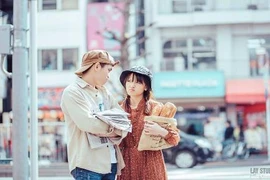 Cặp đôi Việt chụp ảnh cưới bán báo, bán bánh mì giữa Tokyo hào nhoáng