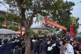 Cơn sốt ĐT Việt Nam trở lại, NHM vượt rét xuyên đêm mua vé