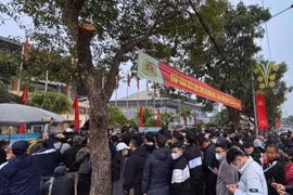 Cơn sốt ĐT Việt Nam trở lại, NHM vượt rét xuyên đêm mua vé