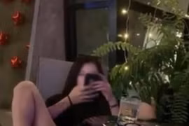 Choáng váng với cô gái mặc quần sát mép rồi ngồi dạng rộng chân