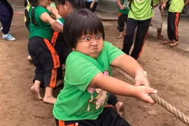 CĐM phát sốt với biểu cảm siêu đáng yêu của cô bé chơi kéo co