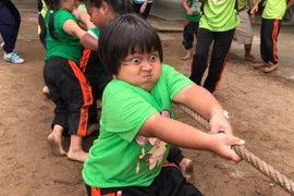 CĐM phát sốt với biểu cảm siêu đáng yêu của cô bé chơi kéo co