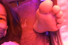 “Khóc dở mếu dở” vì đôi chân bốc mùi gác trên ghế xe khách