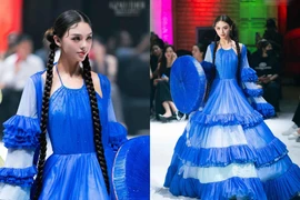 Diện Việt Phục lên sàn diễn, vợ thủ môn Bùi Tiến Dũng visual "10 điểm"