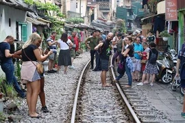 Chụp ảnh trên đường sắt, giới trẻ đang “cợt nhả” với tử thần