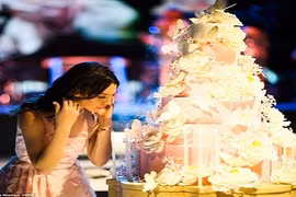 Sốc với tiệc sinh nhật trăm tỷ đồng của hot girl 15 tuổi