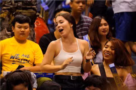 Fan girl con lai "đốt cháy" khán đài với màn dance cam bốc lửa 