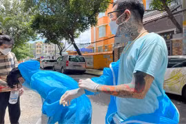 Tình nguyên viên chống dịch xăm kín người: Đừng xem mặt bắt hình dong