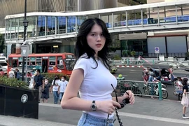 Hậu sinh con, vợ hot girl cầu thủ Thành Chung ngày càng quyến rũ