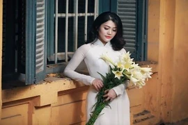 Bà mẹ bỉm sữa Hà thành đẹp tinh khôi bên hoa loa kèn