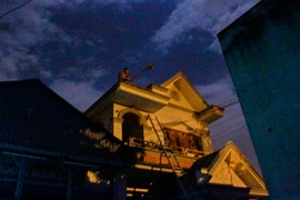 Hàng chục cảnh sát giải cứu thanh niên nghi ngáo đá leo mái nhà