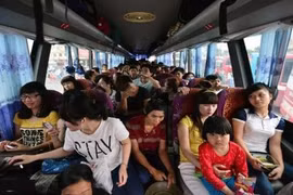 Xe khách 45 chỗ nhồi nhét gần 70 người, dân mạng chỉ biết than trời!