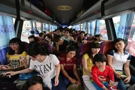 Xe khách 45 chỗ nhồi nhét gần 70 người, dân mạng chỉ biết than trời!