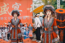 "Sơn nữ Tây Bắc" đẹp mê ly trên sàn diễn thời trang nước bạn