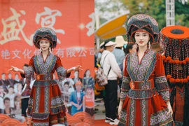 "Sơn nữ Tây Bắc" đẹp mê ly trên sàn diễn thời trang nước bạn