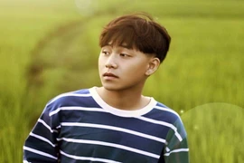 Hot boy 9X hát dân ca theo phong cách lạ gây sốt