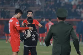 Fan nhí lao vào sân, đội trưởng Duy Mạnh có hành động "10 điểm"