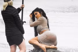 Em gái Kim Kardashian quá nóng bỏng trong hậu trường chụp ảnh