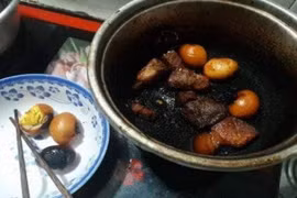 Dân mạng phát hoảng với nồi trứng kho thịt của bà mẹ bỉm sữa