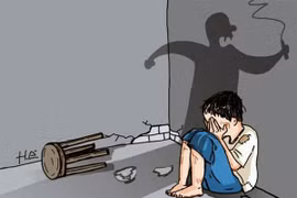 Bé 6 tuổi đáng thương bị mẹ ruột, cha dượng đánh đập dã man