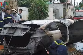 Ô tô 4 chỗ bốc cháy nặng vì bị... rơm quấn vào gầm máy