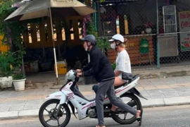 Cô gái ngồi chễm chệ trên xe máy, mặc bạn trai hì hục dắt