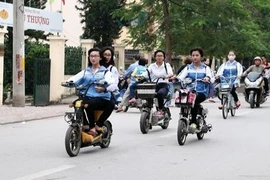 Không đội mũ bảo hiểm, học sinh “làm xiếc” với xe máy điện trên phố
