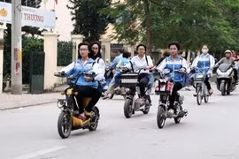 Không đội mũ bảo hiểm, học sinh “làm xiếc” với xe máy điện trên phố