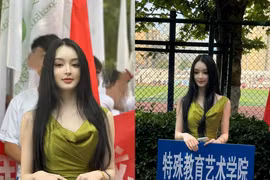 Hot girl cầm bảng sở hữu nhan sắc "chuẩn AI" làm netizen tò mò