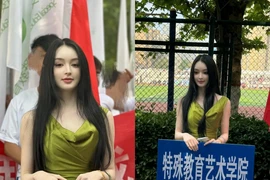 Hot girl cầm bảng sở hữu nhan sắc "chuẩn AI" làm netizen tò mò