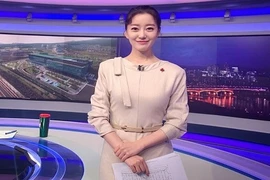 Lộ danh tính "khủng" nữ MC tác nghiệp trên nóc Daewoo dịp Thượng đỉnh Mỹ-Triều