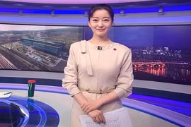 Lộ danh tính "khủng" nữ MC tác nghiệp trên nóc Daewoo dịp Thượng đỉnh Mỹ-Triều