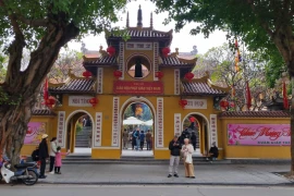 Người dân Hà Nội nô nức đi lễ đầu năm cầu chúc may mắn