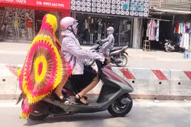 Hết hồn với “style Ninja” trong ngày nắng nóng đỉnh điểm ở Sài Gòn