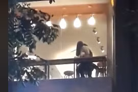 Chướng mắt với hình ảnh tình tứ “lộ thiên” của giới trẻ