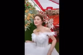 Cưới được người yêu cũ, cô dâu hot girl sướng như "trúng độc đắc"