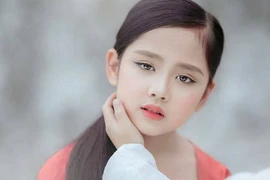 "Tiểu tiên nữ" gây sốt với bộ ảnh "Sống xa anh chẳng dễ dàng"