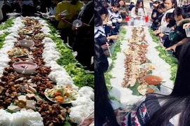 Học sinh Bắc Giang ăn tất niên bằng mâm bún chả khổng lồ