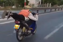 Bày đặt "chơi lớn" làm xiếc với xe máy, nam thanh niên nhận cái kết đắng
