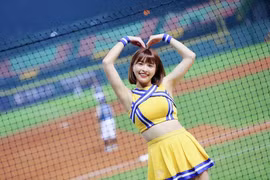 "Cải lão hoàn đồng", nữ thần đội cổ vũ Đài Loan trẻ trung hiếm có