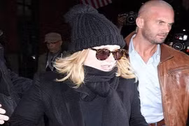 Vẻ đẹp tựa nam thần Hy Lạp gây sốt của vệ sỹ Adele