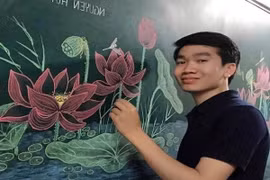 Vẽ lên bảng như thật, thầy giáo trẻ nổi tiếng khắp nơi gần xa