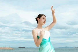 "Hot girl 7 thứ tiếng" khoe vai trần nõn nà, fan khen hết lời