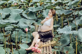 Vác bụng bầu vượt mặt đi chụp hoa sen, cô giáo trẻ gây xôn xao CĐM