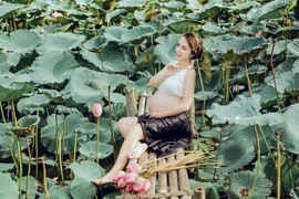 Vác bụng bầu vượt mặt đi chụp hoa sen, cô giáo trẻ gây xôn xao CĐM