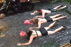 Hà Nội ngập nặng: Hình ảnh chèo thuyền, bơi lội trên đường như ở sông