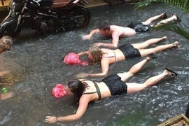 Hà Nội ngập nặng: Hình ảnh chèo thuyền, bơi lội trên đường như ở sông