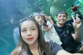 Hậu tin đồn ly hôn, trung vệ Bùi Tiến Dũng vui vẻ bên gia đình